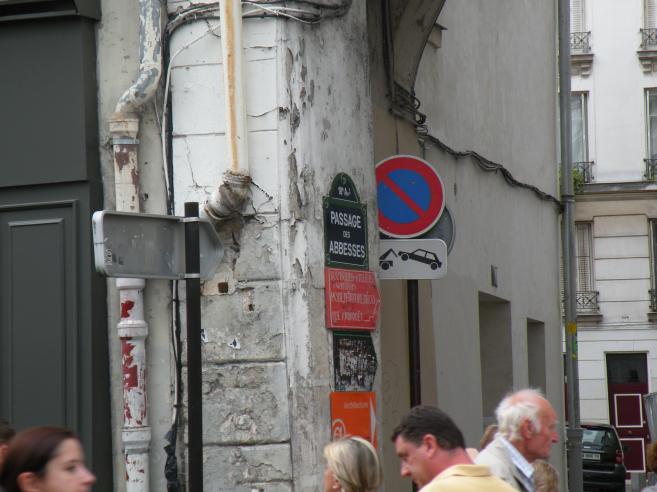  mur d'immeuble écaillé